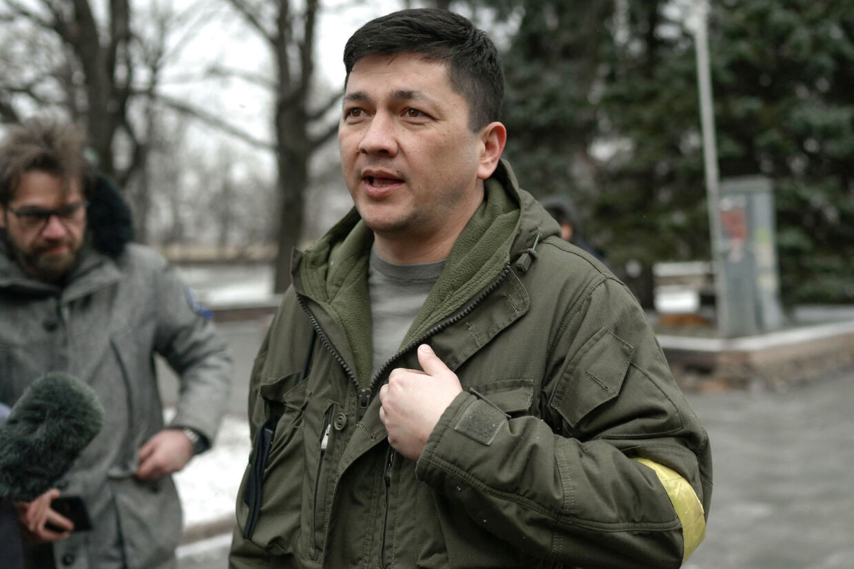 Den 41-årige Vitalij Kim, som er blevet tildelt en tapperhedsmedalje af den ukrainske præsident, Volodymyr Zelenskyj, er guvernør i et område, som bombarderes hver nat. Han er blevet landskendt for sin særegne humor i det krigshærgede land. Bulent Kilic/Ritzau Scanpix