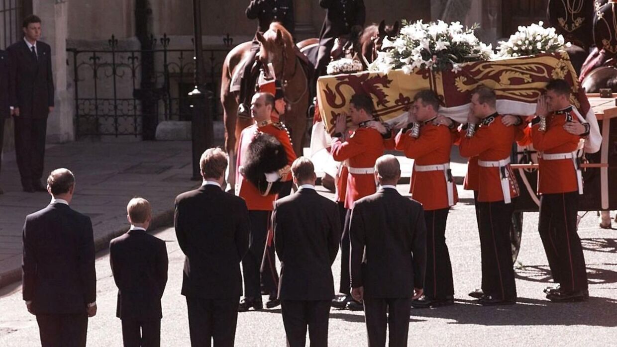 Mange husker stadig begravelsen for Diana, hvor hendes eksmand prins Chales, hendes to sønner, samt prins Philip og prinsessens bror, Charles Spencer, gik bag kisten. 