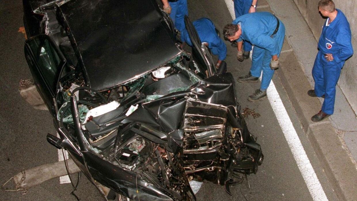 Her ses den forulykukede bil. Tre af de fire peronser, der var i bilen, døde. Kun prinsessens bodyguard,Trevor Rees-Jones, overlevede. 