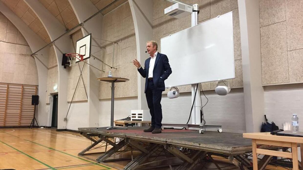 Poul Erik Skammelsen holdt foredrag om det amerikanske valg for eleverne på Sorø Akademi i 2016.