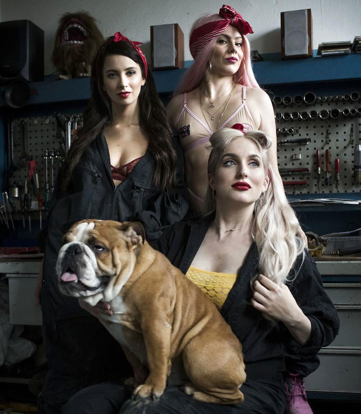 'GirlSquad' bestående af Nikita Klæstrup, Louise 'Twerk Queen' Kjølsen og Ekaterina Krarup Andersen. Her med Nikita Klæstrups hund, Watson.