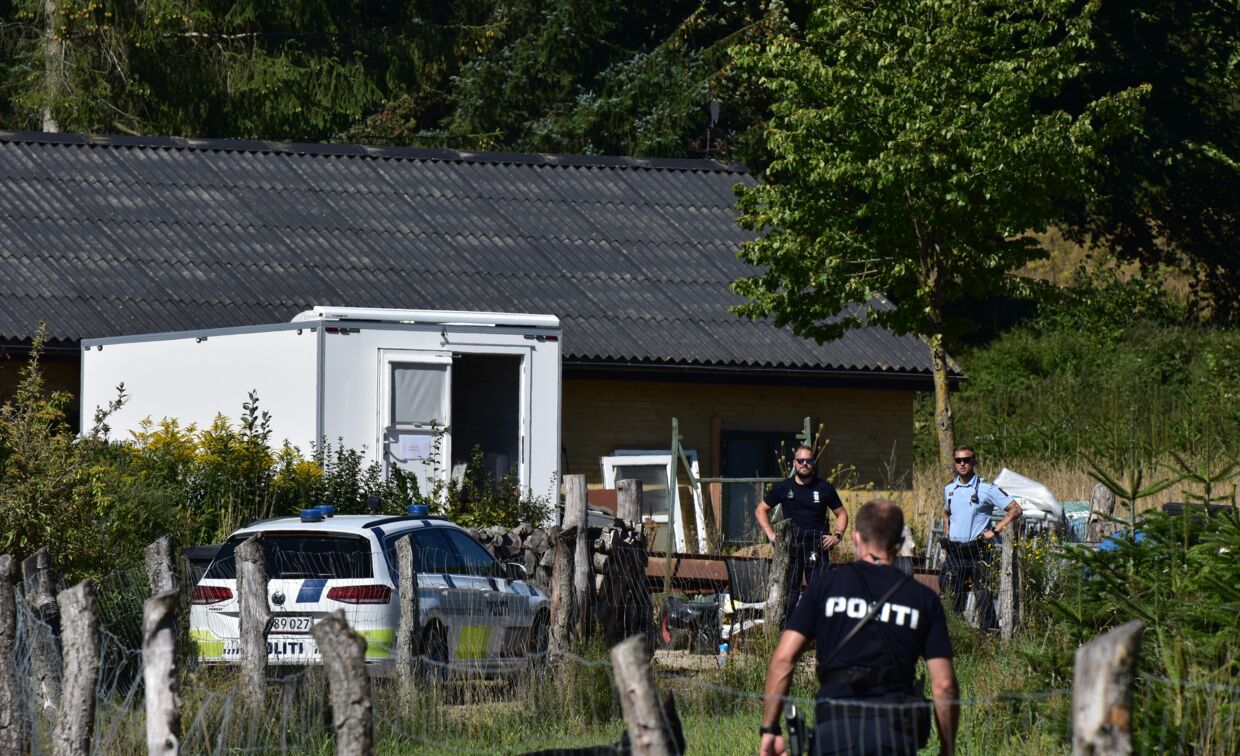 Politiet var dagen efter dobbeltdrabet i Skanderborg massivt til stede. Foto: Presse-fotos.dk
