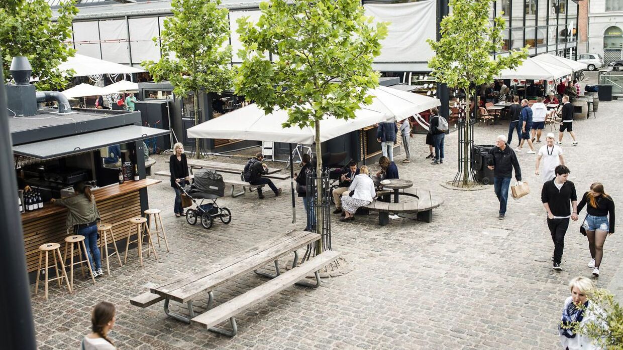 Torvehallerne i København er populært stede at handle ind eller nyde en bid mad. Torsdag eftermiddag skinnede solen, hvilket fik en tysk mand til at smide tøjet. Arkivfoto.