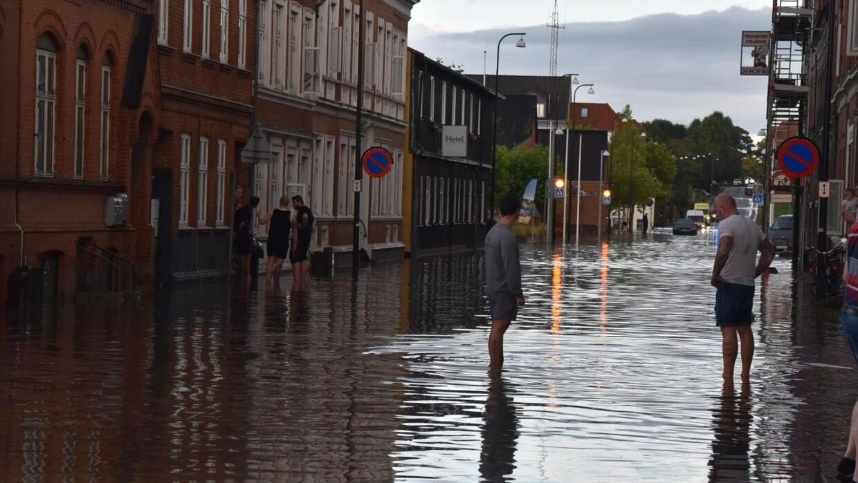 Flere gader i Fredericia står under vand. Foto: Presse-fotos.dk