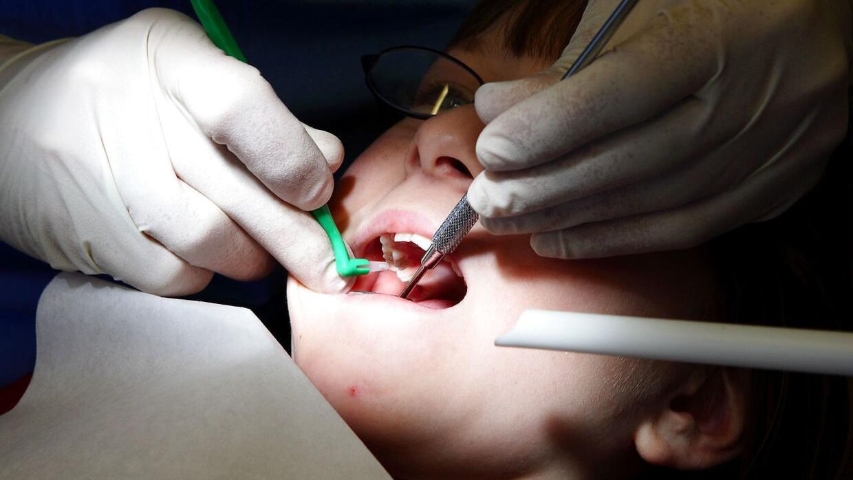 Tandlæger anbefaler, at du bruger tandtråd - men brug den slags, hvor der ikke er flourstoffer i.