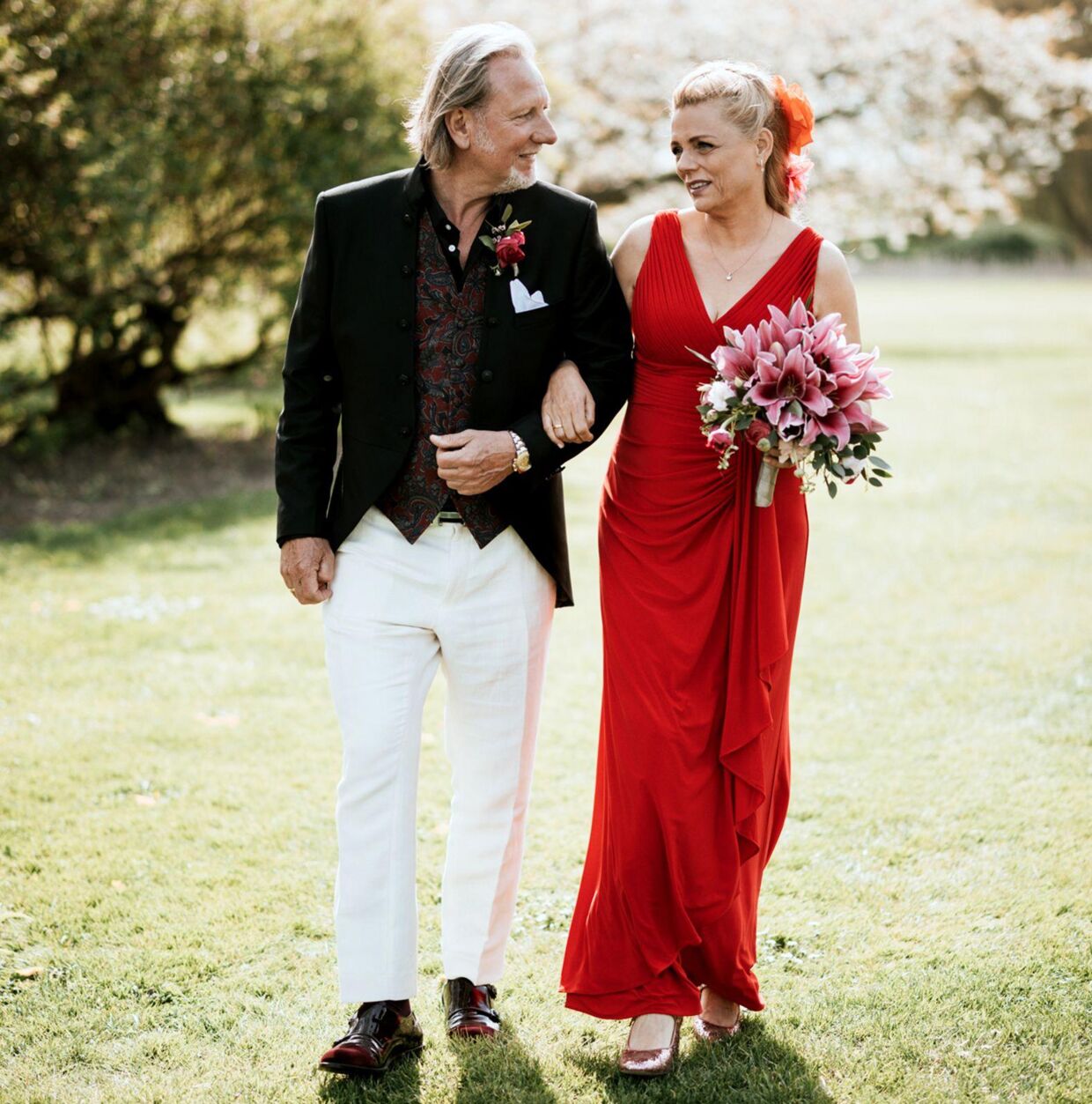 Steen Theill var meget begejstret for, at 59-årige Mette Blume havde taget rød kjole på. Det passede godt til hende og hendes alder, mener han.