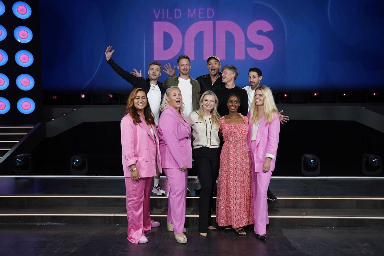 Årets 'Vild med dans'-hold. Her ses Andrea Lykke Oehlenschlæger stående som nummer to fra højre.