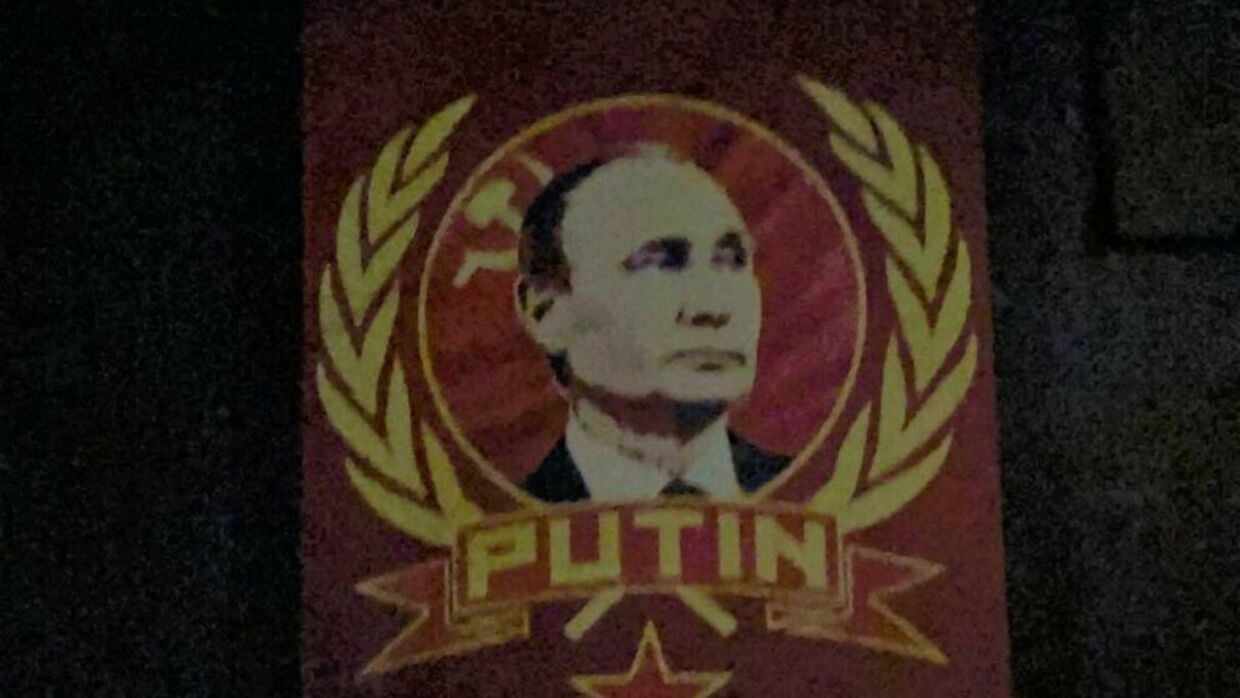 Sådan så plakaten med Vladimir Putin, som hang på toilettet, ud. Foto: Privatfoto