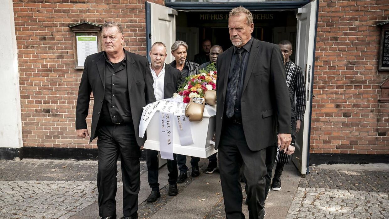 Brian Nielsen (forrest tv.) var med til at bære kisten, da Mogens Palle onsdag blev bisat.