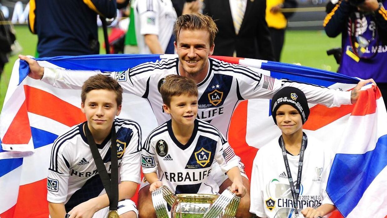 David Beckham med sine tre sønner efter sin sidste kamp for L.A. Galaxy i 2012.