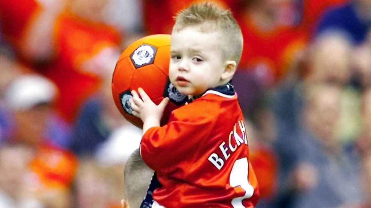 Beckham-børnene har været i rampelyset, siden de var små. Her ses Brooklyn Beckham på sin fars skuldre i 2001, da Manchester Unites vandt det engelske mesterskab for 14. gang.