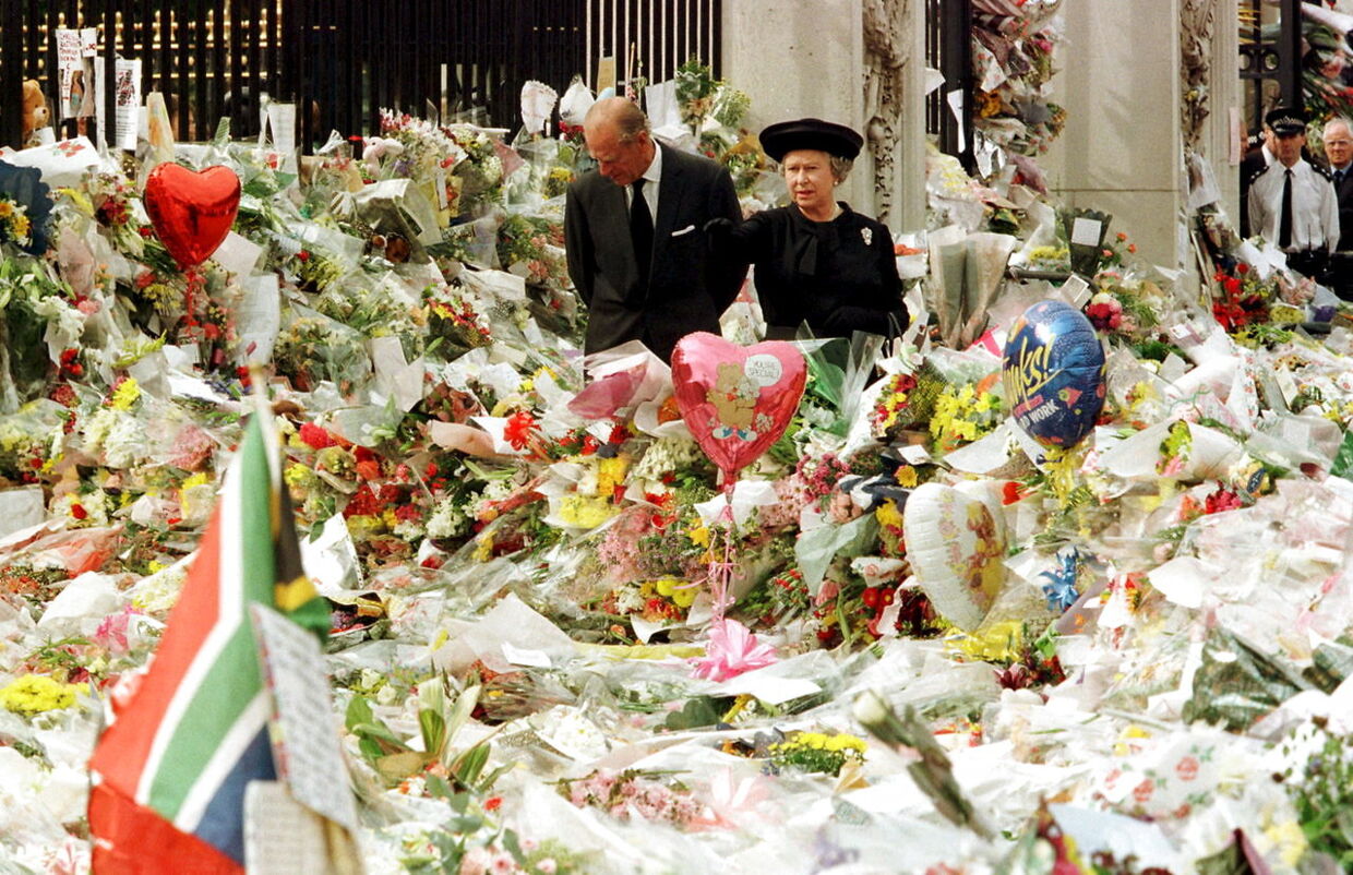 5. september 1997, da dronning Elizabeth og prins Philip forlod slottet for at se på blomster lagt til minde om prinsesse Diana.