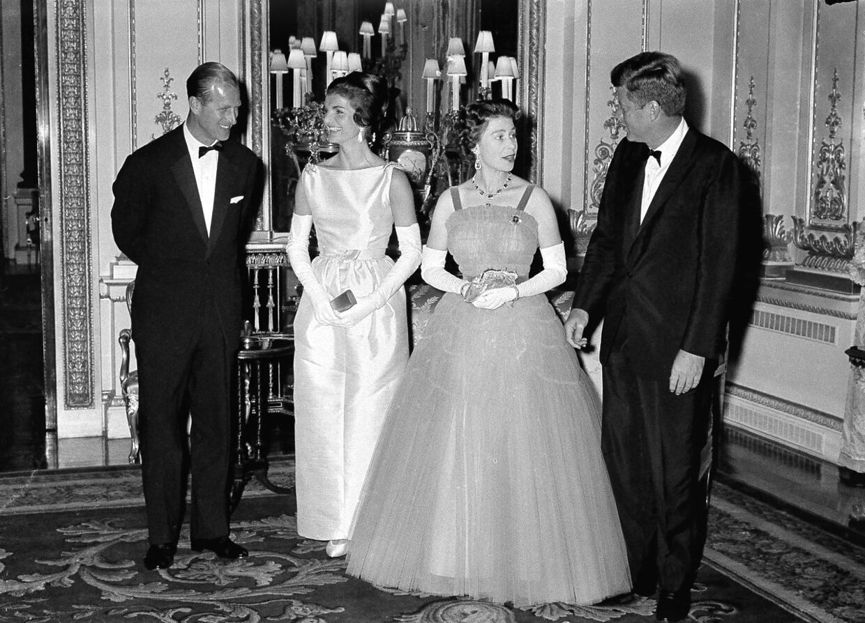 Prins Philip, Jacqueline Kennedy og dronning Elizabeth lytter til præsident John F. Kennedy på Buckingham Palace i London 5. juni 1961.