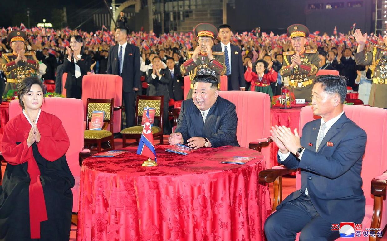 Kim Jong-un tiljubles.