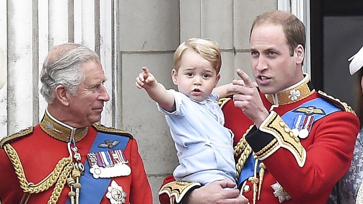 Prins William og prins Charles med lille prins George.