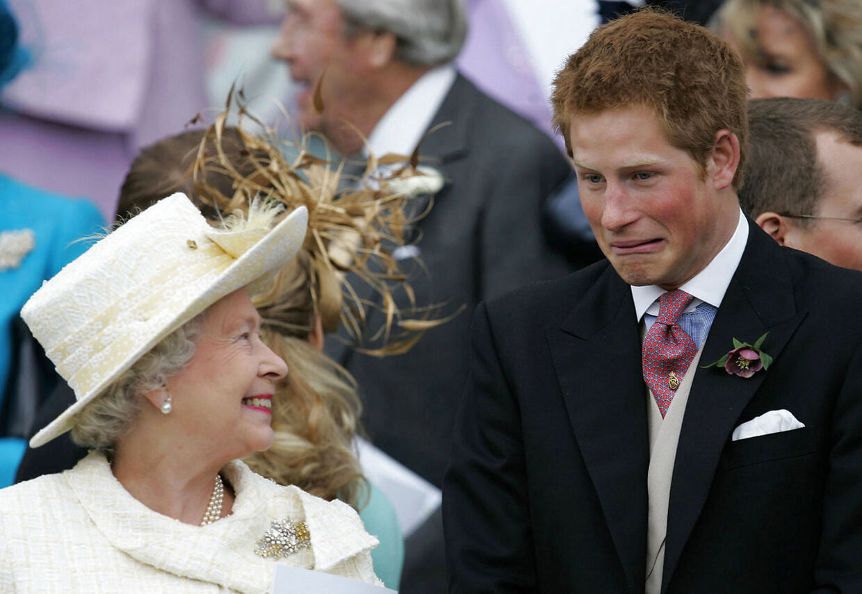 Prins Harry kunne om nogen få dronning Elizabeth til at grine. Her ved Charles og Camillas bryllup 2005.