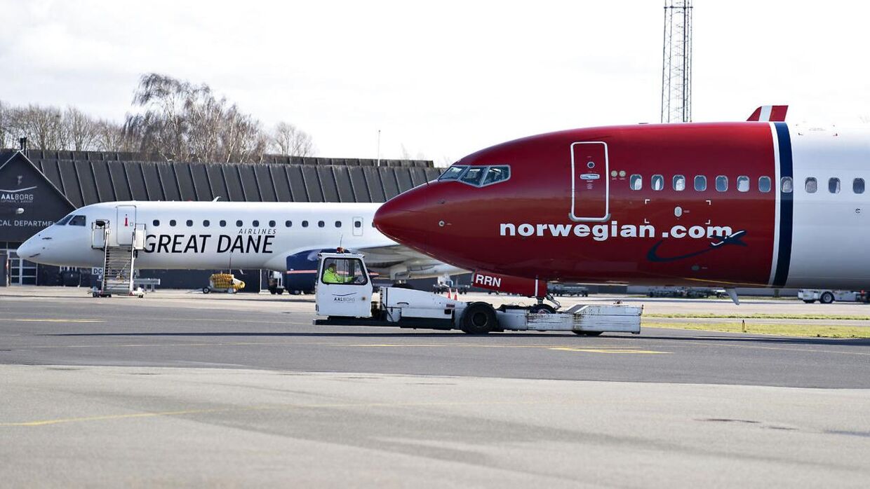 Et Norwegian og et Great Dane Airlines fly i Aalborg Lufthavn , mandag den 16. marts 2020.