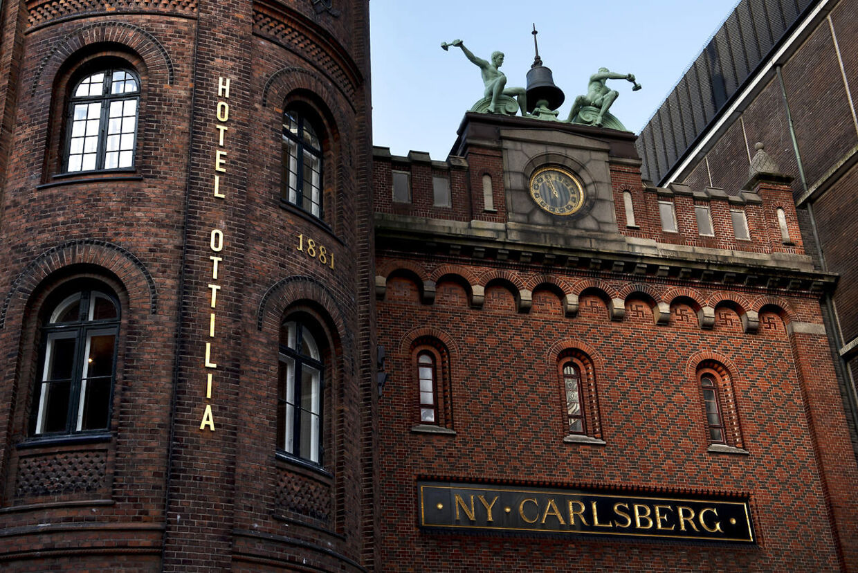 Den 32-årige mand er tiltalt for et langvarigt og voldsomt overgreb på Hotel Ottilia i København, der ifølge poiitiet var voldtægt ved andet seksuelt forhold end samleje.