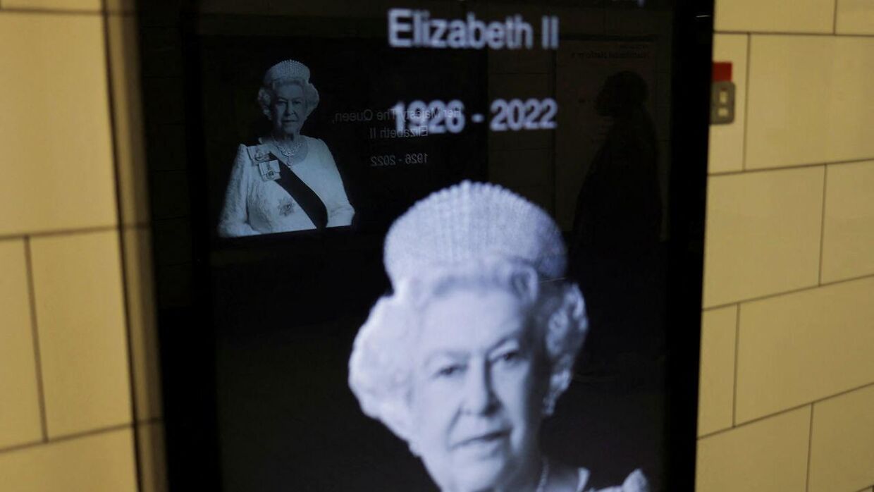 Reklameskilte er erstattet med billeder af dronning Elizabeth.