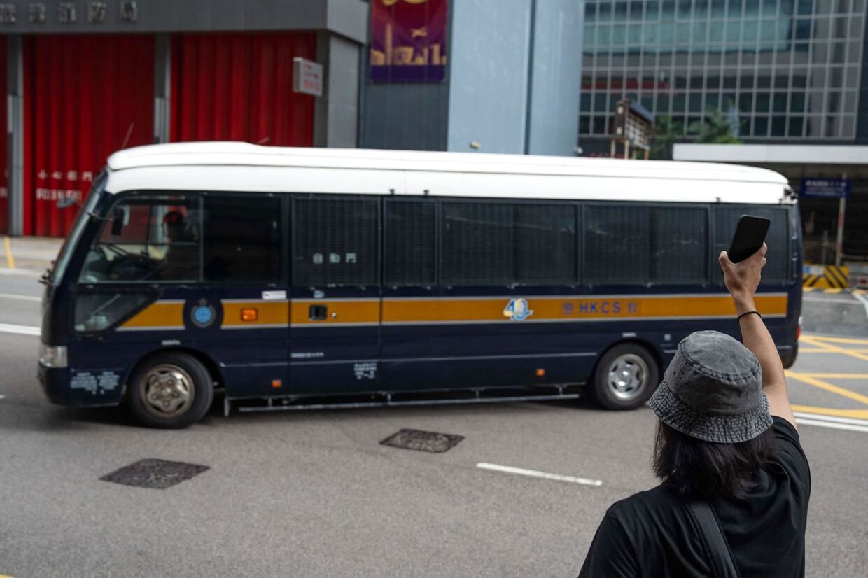 Pro-demokratiske tilskuere viste deres støtte til de fem dømte talepædagoger, da de i en bus blev kørt fra domstolen i Hong Kong.