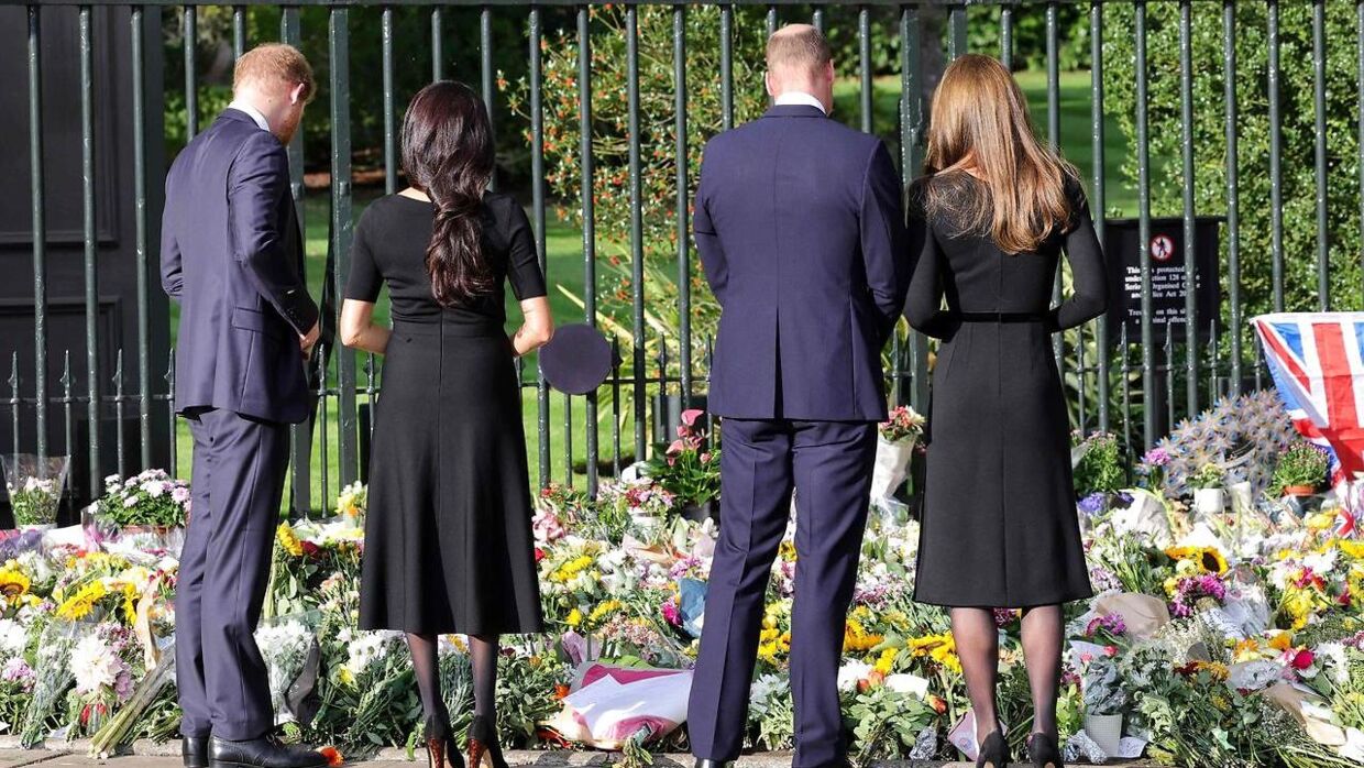 Harry, William, Meghan og Kate kiggede blandt andet på de mange blomster, der var lagt til ære for dronning Elizabeth. 