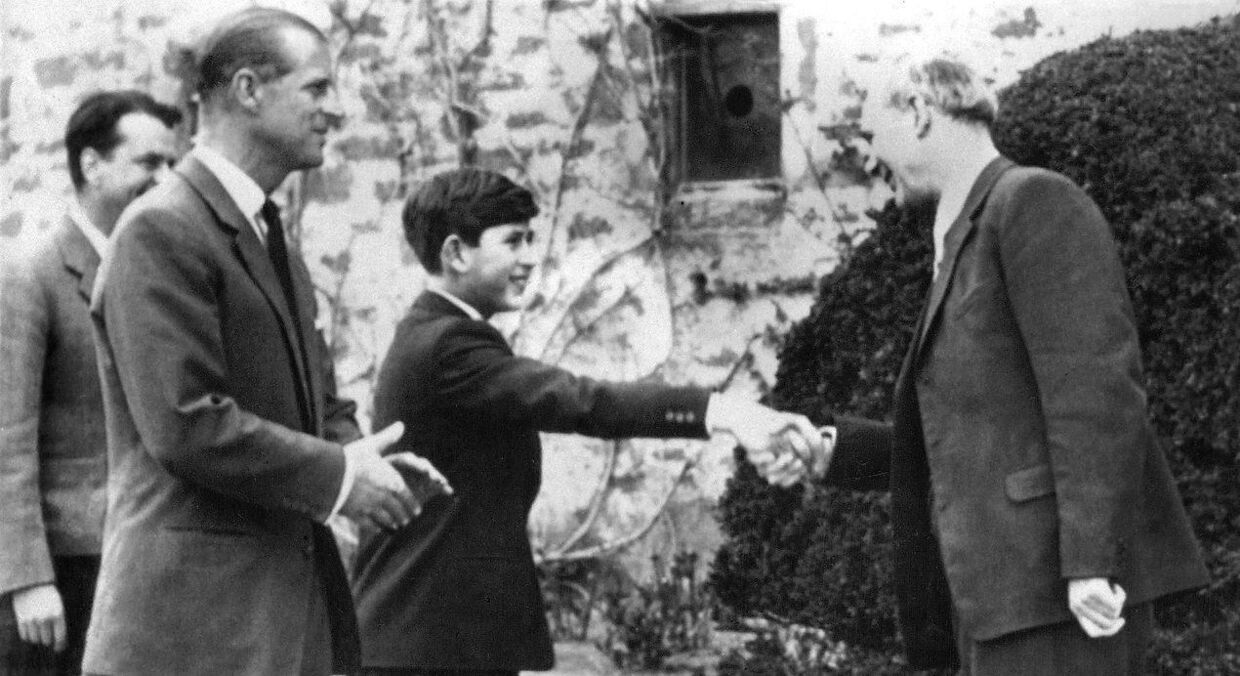 Rektor for Gordonstoun tager imod en smilende prins Philip og sønnen prins Charles. Men opholdet på kostskolen var et helvede for den unge prins.