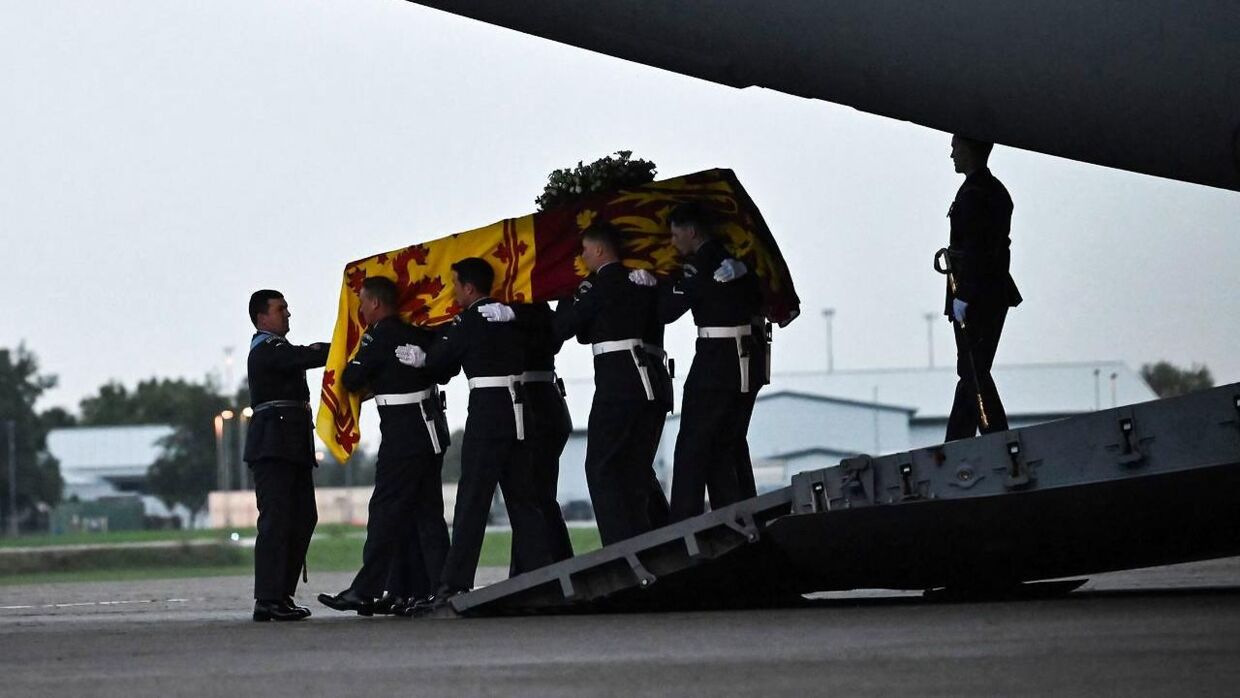 Her bliver dronning Elizabeths kiste båret ud af militærflyet.