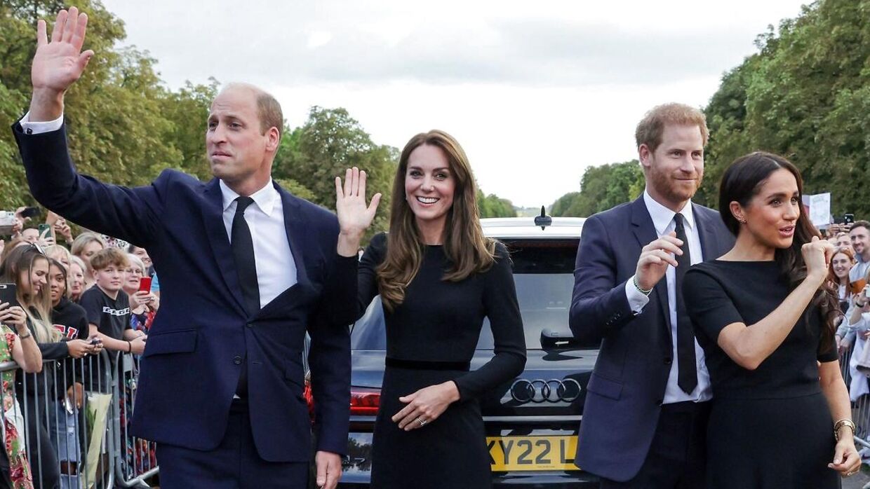 Prins Harry ses her sammen med William, Kate og Meghan, da de gik en sørgerunde ved Windsor Slot. 