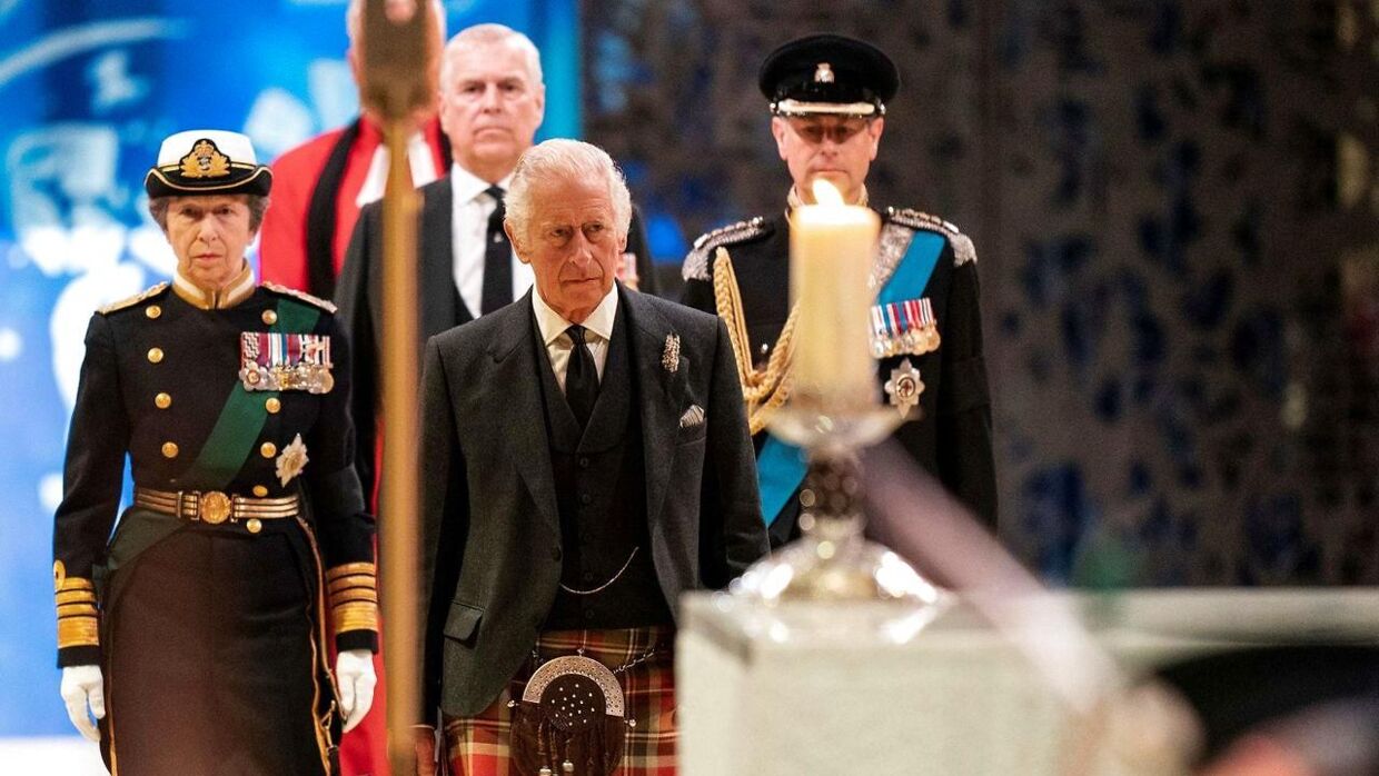 Prins Andrew skilte sig ud ved mindehøjtidligheden i Skotland, hvor han som det eneste af dronningens fire børn ikke bar uniform. 
