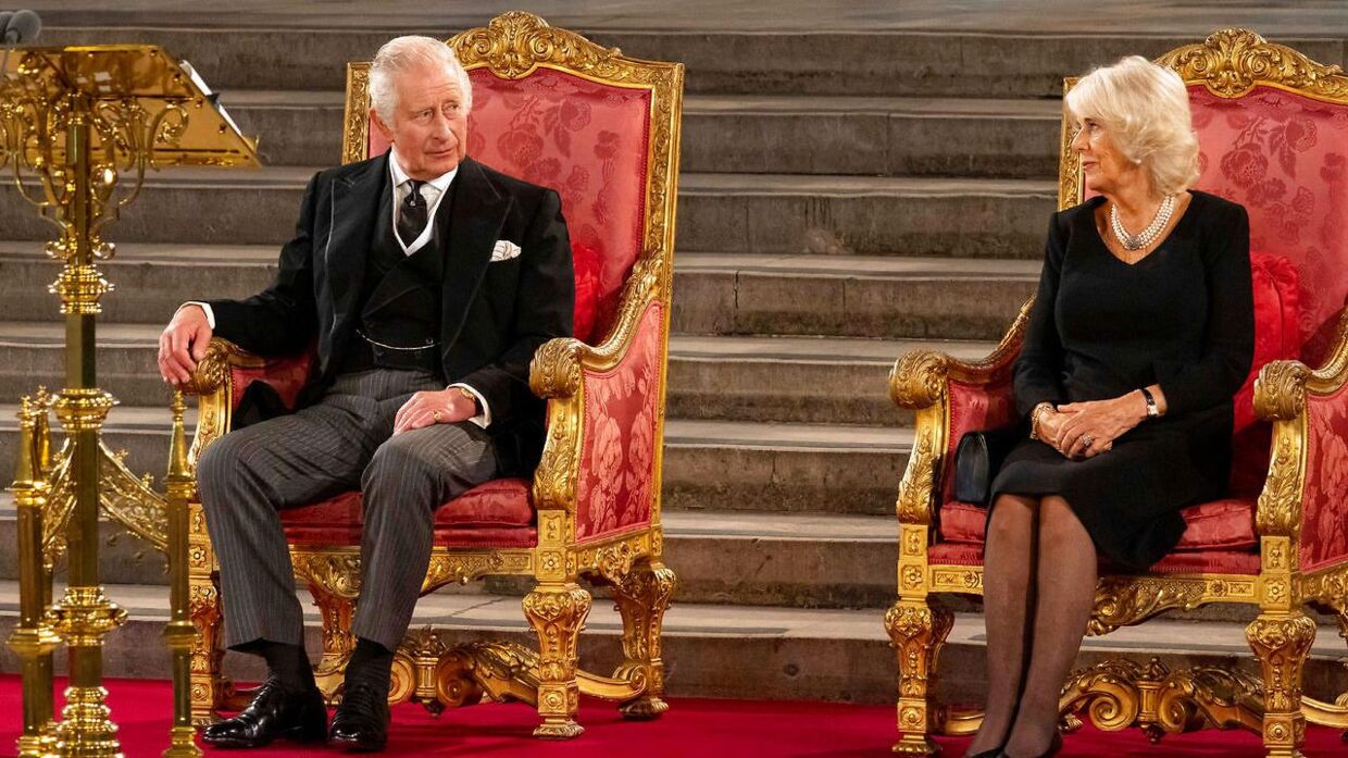 Dronningegemalinde Camilla er også blevet mere populær efter at hendes mand er blevet konge. 