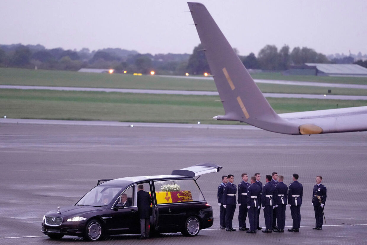 Kisten med dronning Elizabeth er blevet båret ud af flyet efter ankomsten til London. 