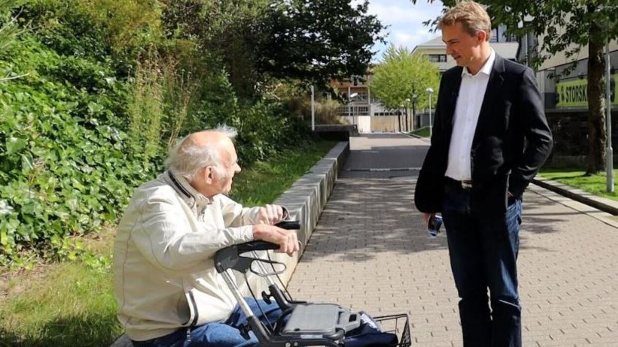 Her møder Morten Messerschmidt 82-årige Erik Hansen med rollator. Foto: Nicklas Larsen.
