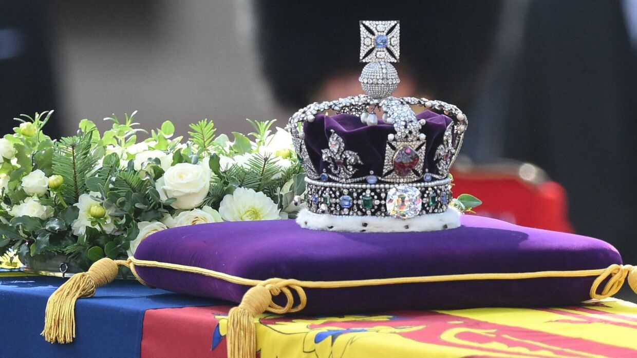 I den kejserlige krone sidder en af de diamanter, som flere mener skal leveres tilbage. Foto: Daniel Leal/AFP/Ritzau Scanpix