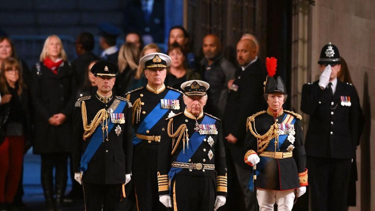 kong Charles, prins Andrew, prinsesse Anne og prins Edward står fredag vagt ved dronning Elizabeths kiste.