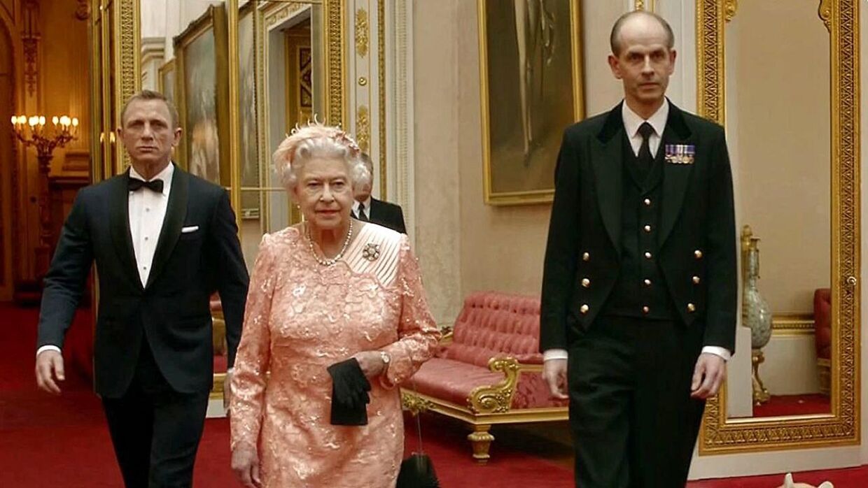 'Tall Paul' (th) var naturligvis også med, da skuepilleren Daniels Craig som James Bond i 2012 hentede dronning Elizabeth i forbindelse med OL i London. 
