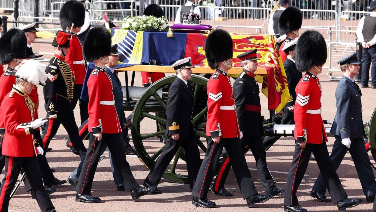Det var kun ti af de ansatte ved hoffet, der var tættest på dronningen, der fik lov at escortere hendes kiste. 