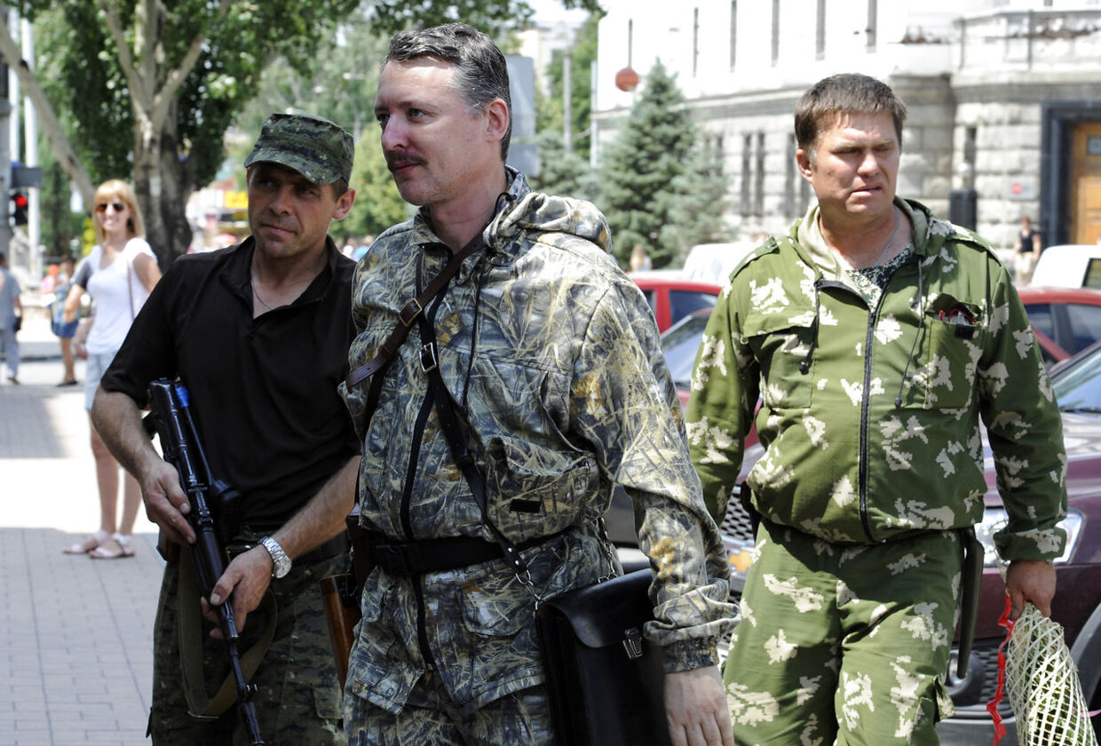 Igor Girkin (i midten) er blandt de mest profilerede russiske militærbloggere. Her er han aktiv i Donetsk i 2014 som del af seperatistbevægelsen. 