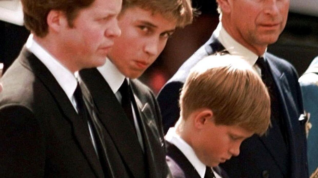 Det mest hjerteskærende billede af den blot 12-årige prins Harry og 15-årige prins William til prinsesse Dianas begravelse i september 1997.