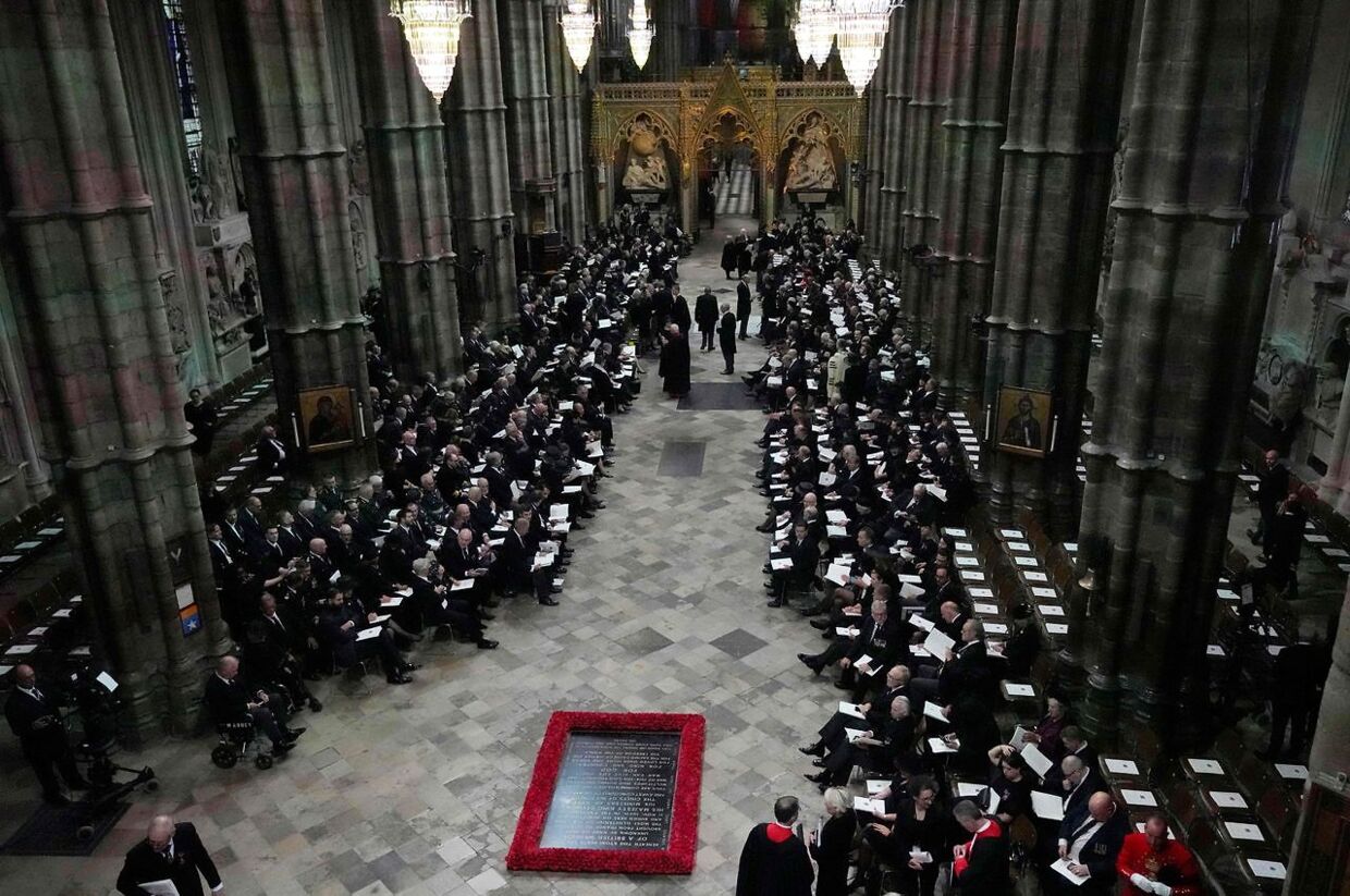 Omkring 2.000 gæster møder op i kirken for at deltage i statsbegravelsen af dronning Elizabeth. De første gæster er allerede begyndt at indtage deres pladser, som man kan se på billedet.