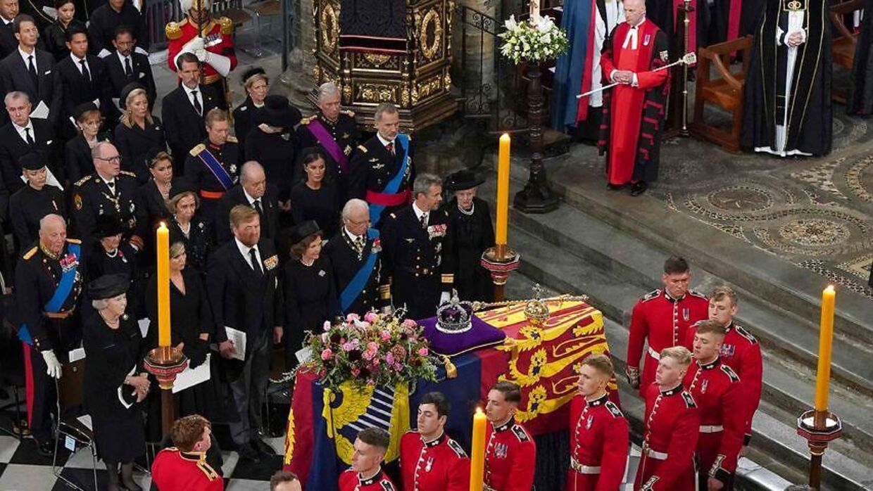 Dronning Margrethe sad lige over for kong Charles i kirken.