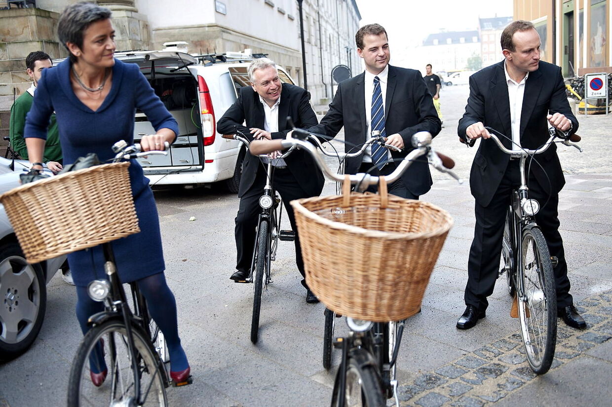 De to herrer, kulturminister Uffe Elbæk og klima- og miljøminister Martin Lidegaard uden slips på vej til velkomst hos Dronningen.
