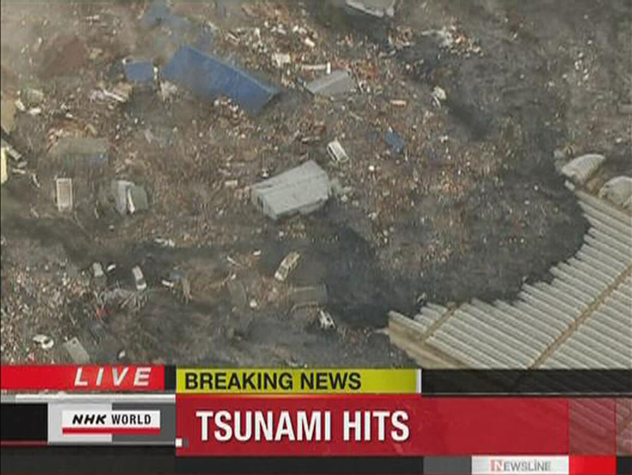 Tsunamien vælter ind i byen Sendai.