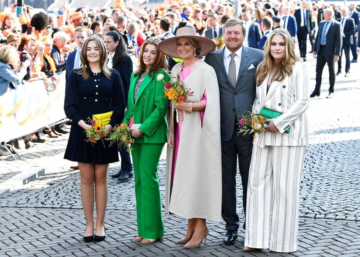 Kong Willem-Alexander og dronning Maxima af Holland med deres døtre, prinsesse Ariane, prinsesse Alexia og kronprinsesse Catharina-Amalia til Kongens Dag i april 2022.