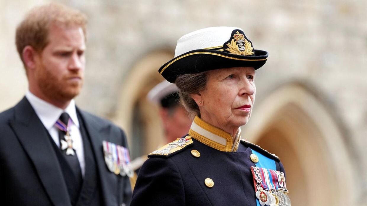 Det kan godt være, at prins Harry gik bag sin faster, prinsesse Anne, ved dronning Elizabeths begravelse. Men han er Counsellor of State, og det er hun ikke. 