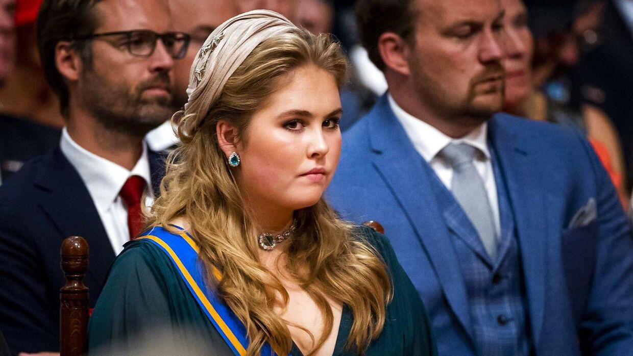 Kronprinsesse Catharina-Amalia deltog i prinsedagen for første gang, og her hører hun sin far, kong Willem-Alexander, holde tale fra tronen i Schouwburg.