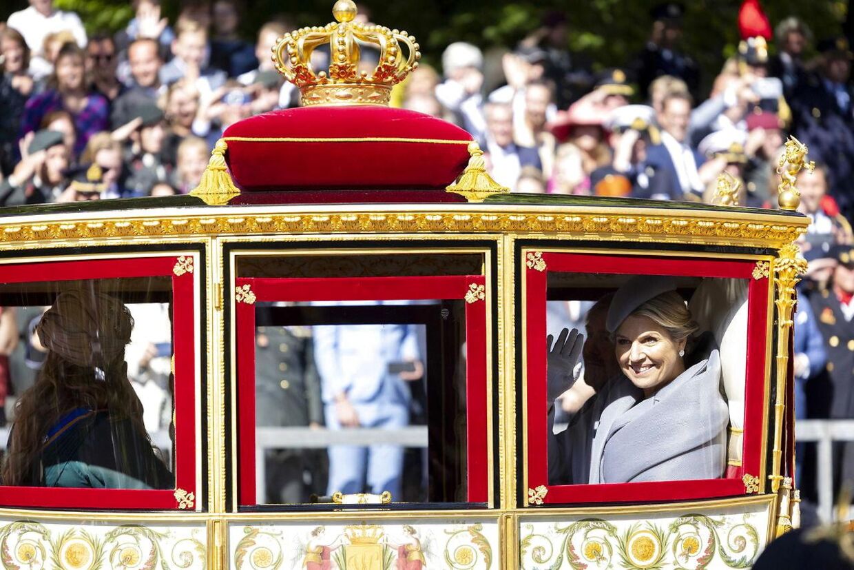 Den royale glaskaret med kong Willem-Alexander, dronning Maxima og kronprinsesse Catharina-Amalia kører mod Noordeinde Palace på prinsedagen, 20. september 2022.