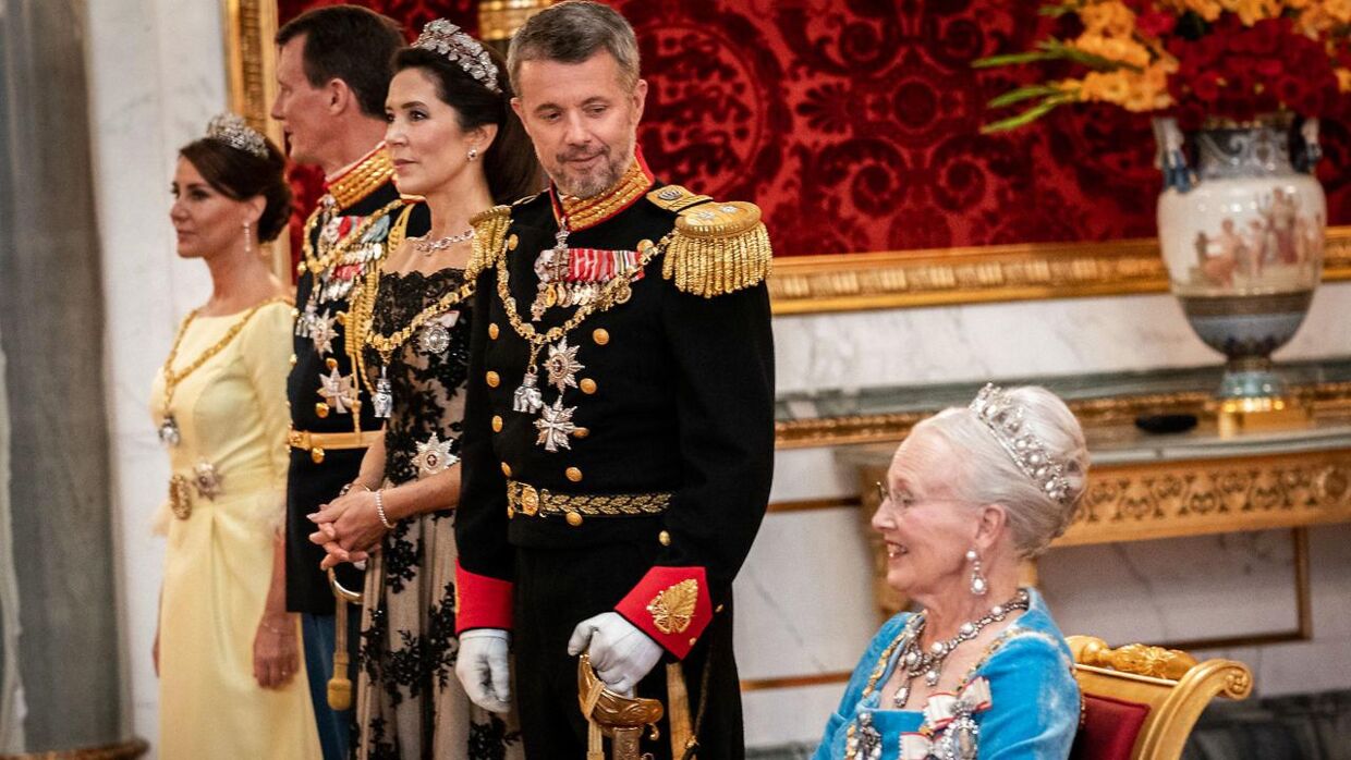 Kronprins Frederik og kronprinsesse Mary vil i fremtiden overtage flere og flere opgaver for dronningen, mener eksperten.