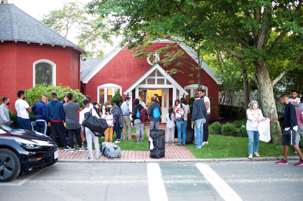 De venezuelanske migranter står uden for kirken St. Andrews i Edgartown, Massachusetts, USA, 14. september 2022.