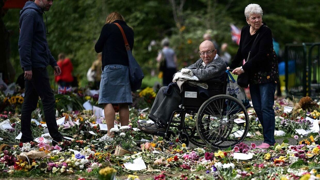 Green Park i London er fyldt med blomster til ære for dronning Elizabeth.