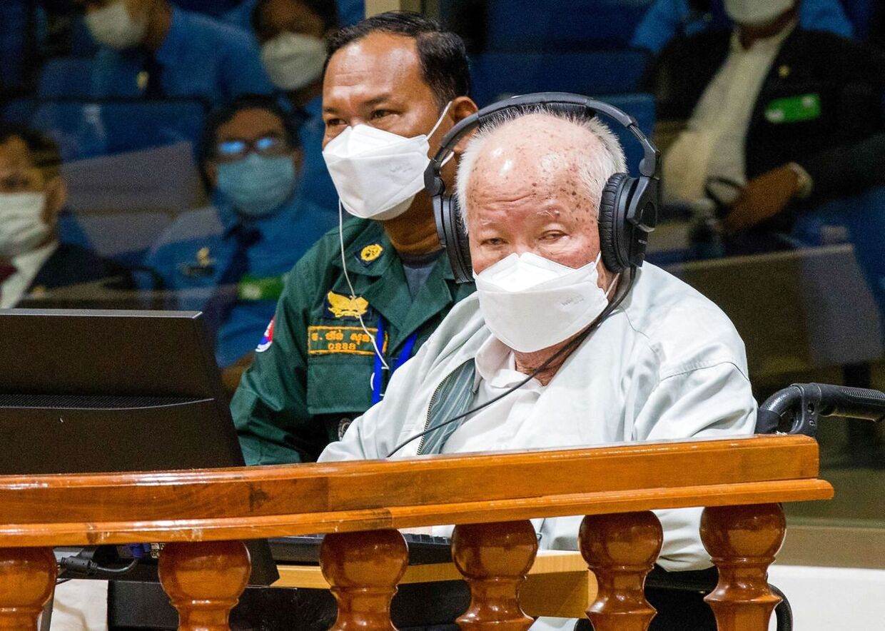 Den tidligere Khmer Rouge-leder lytter til dommeren.